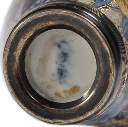 JAPON fin XIXe siècle Petit vase en porcelaine à décor de pivoines en camaieu de...