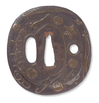 JAPON XVIE - XVIIE SIÈCLE 
Tsuba en fer, très fine, de forme tatemaru- gata, ornée...