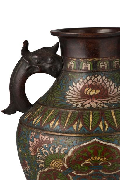 JAPON VERS 1900-1920 Vase en bronze et émaux champlevés polychromes, la panse ornée...