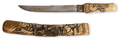 JAPON vers 1900 Petit poignard avec monture en bois de cerf, à décor finement sculpté...