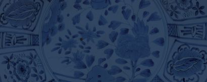 JAPON PÉRIODE EDO (1603-1868) Grande coupe en porcelaine bleu-blanc d'Arita reprenant...