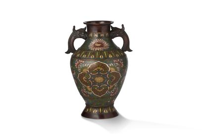 JAPON VERS 1900-1920 Vase en bronze et émaux champlevés polychromes, la panse ornée...