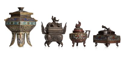 JAPON VERS 1920 Lot de quatre brûle-parfums couverts, l'un, rectangulaire, en bronze...