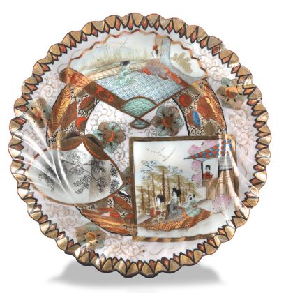 JAPON XXE SIECLE 瓷器小杯，带漩涡边，多色镀金装饰，风格化图案背景上的人物动画场景。
D. 18,5 cm
(小碎片)
