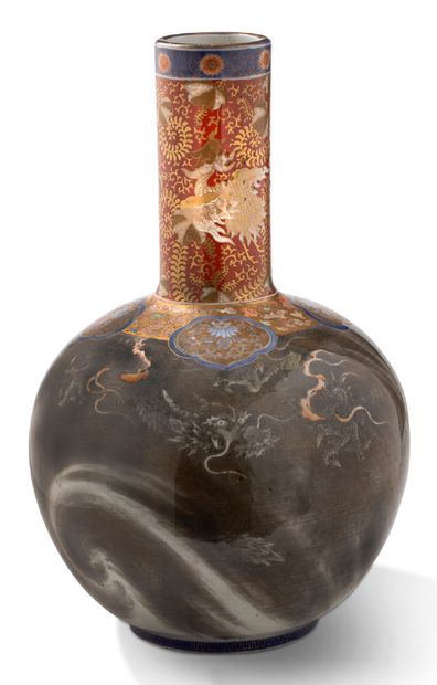 Japon Période Meiji (1868-1912) Grand vase bouteille à long col et panse sphérique,...