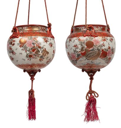 Japon Période Meiji (1868-1912) Paire de vases suspendus en porcelaine de Kutani,...