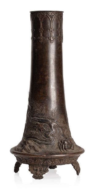 JAPON MILIEU XIXE SIÈCLE Vase en bronze de patine brune, à long col tronconique et...