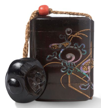 JAPON PÉRIODE EDO (1603-1868), 在三面封闭的小围墙内，有4个黑色漆木盒，盒内饰有金漆平纹和高纹木纹，镶嵌有青花和平纹的造型植物。球状珊瑚欧姬。
内壁为楠木漆和底漆。
直径6,6...