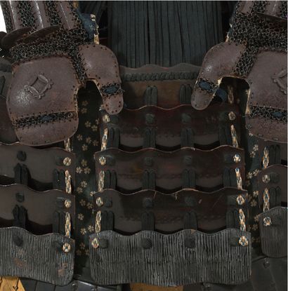 JAPON PÉRIODE EDO, 
立木六道古式盔甲，包括......。



--黑漆桃形头盔，饰以金漆，饰以菱形的"拔钉子"单；饰以金蝴蝶形的前定，重复着同样的单，黑漆直五片式四郎，连接在蓝色的kebiki-odoshi中。



--褐色漆浩特下巴托，有Yodarekake；



--铁制的立木道式的道袍，分两部分衔接在三个元素上，正面和背部由三块竖板组成，上部由造型图案加强，毛利卡纳古上有金色斑点，边上有金色福林。...