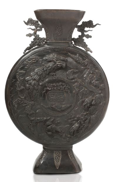 JAPON fin XIXe siècle 
Important vase gourde en bronze à décor de phénix et divinités...
