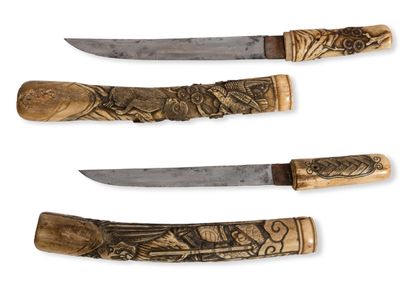 JAPON vers 1900 Deux petits poignards avec monture en bois de cerf, l'un à décor...