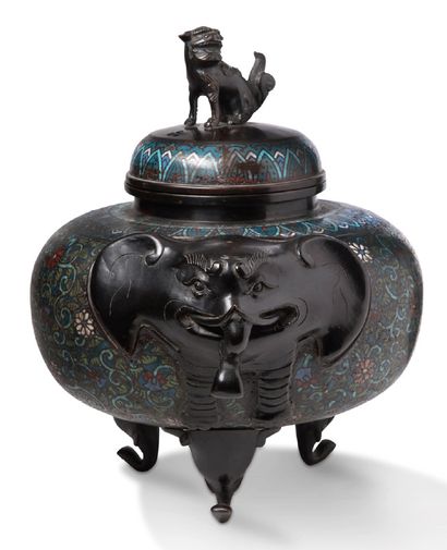 JAPON vers 1900 Grand brûle-parfum tripode en bronze et émaux champlevés en forme...