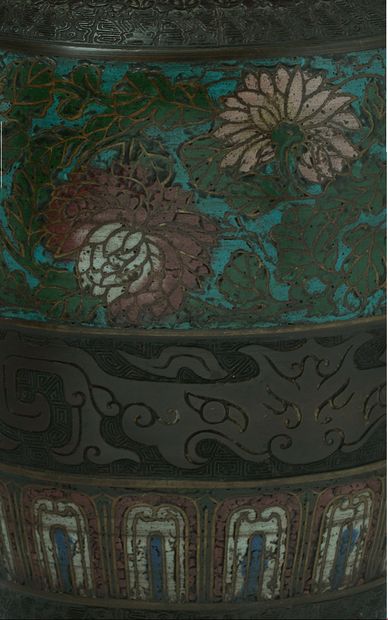 JAPON Vase en bronze et émaux cloisonnés à décor de firses de chrysanthèmes, têtes...