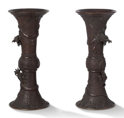 JAPON vers 1900 Paire de vases Gu en bronze, à décor en relief de dragons enroulés,...