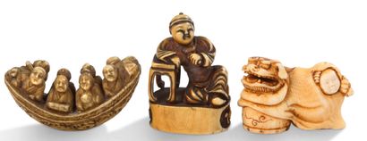 JAPON XVIIIE - XIXE SIÈCLE 
Lot comprenant trois netsukes en ivoire, représentant...