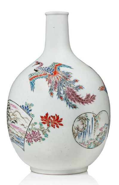 Japon Période Meiji (1868-1912) Vase bouteille en porcelaine, à décor polychrome...