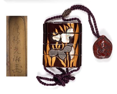 JAPON PÉRIODE EDO, XVIIIE SIÈCLE Inrô à trois cases laque ro-iro à décor en hiramaki-e...