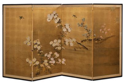JAPON XIXE SIECLE Grand paravent à quatre feuilles, peint à l'encre et couleurs sur...