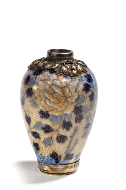 JAPON fin XIXe siècle Petit vase en porcelaine à décor de pivoines en camaieu de...