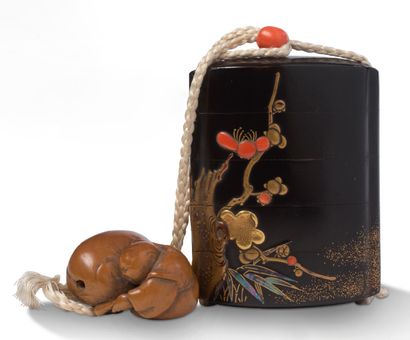 JAPON XVIIIe siècle Inrô à quatre cases en laque ro-iro à décor en takmaki-e de laque...