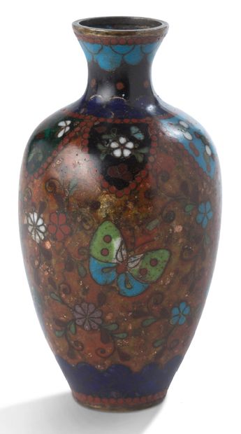 JAPON vers 1900 Petit vase balustre en émaux cloisonnés sur cuivre, à décor polychrome...