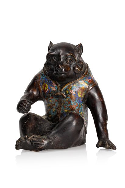 JAPON VERS 1920 Okimono en bronze de patine brune représentant le blaireau Tanuki...