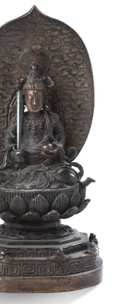 JAPON PÉRIODE ÉDO, XVIIE - XVIIIE SIÈCLE Statuette en bronze de patine brune, représentant...