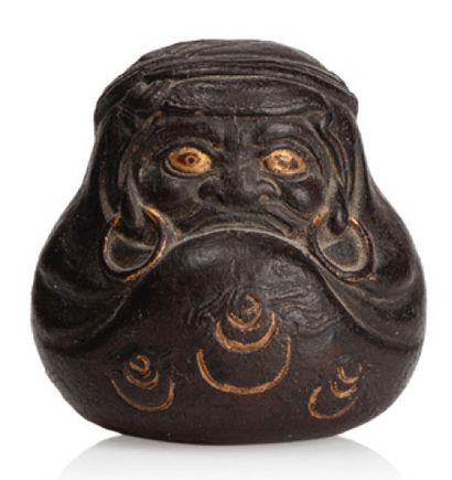 JAPON fin XIXe siècle Netsuke en grés brun et rehauts or, représentant une poupée...