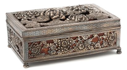 Japon Période Meiji (1868-1912) Rectangular openwork silver metal box on a wooden...