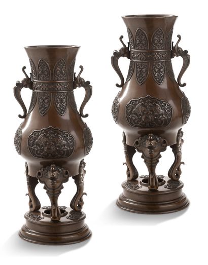 JAPON vers 1900 Paire de vases balustres en bronze reposant sur des pieds galbés...