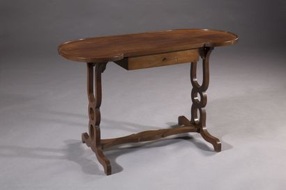 Table de forme rognon Table de forme rognon ouvrant à un tiroir

64 x 100 x 47 cm

(fentes,...