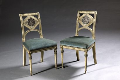 Paire de chaises en hêtre Paire de chaises en hêtre mouluré, sculpté et laqué gris,...