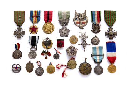 Fort lot de médailles et décorations Fort lot de médailles et décorations dont :...