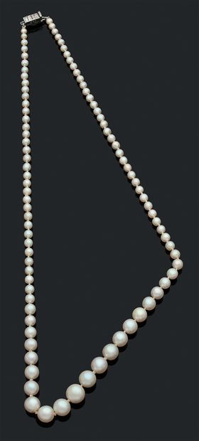 BOUCHERON «PERLES FINES»
Collier de 88 perles fines et 3 perles de culture en chute
Fermoir...