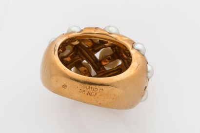CHANEL «BAROQUE»
Bague matelassée
Perles de culture, or 18k (750)
Signée, numérotée
Td....
