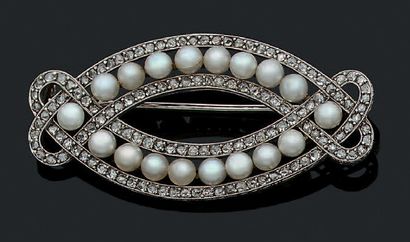 null BROCHE «PERLES FINES»
Perles fines, diamants taille rose, platine (850)
L. :...
