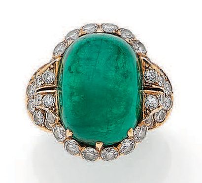 VAN CLEEF & ARPELS 
Large cabochon emerald, diamonds, 18k (750) yellow gold ring



Signed...