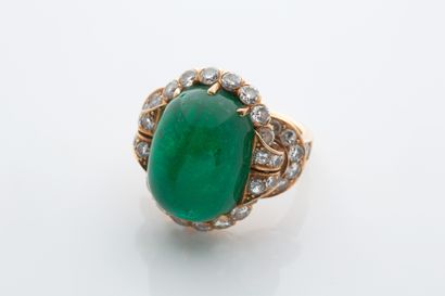 VAN CLEEF & ARPELS 
大型凸圆形祖母绿，钻石，18K（750）黄金戒指



有签名和编号的，约1955年



Td。: 52 - Pb.10.6克



Van...