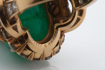 VAN CLEEF & ARPELS 
大型凸圆形祖母绿，钻石，18K（750）黄金戒指



有签名和编号的，约1955年



Td。: 52 - Pb.10.6克



Van...