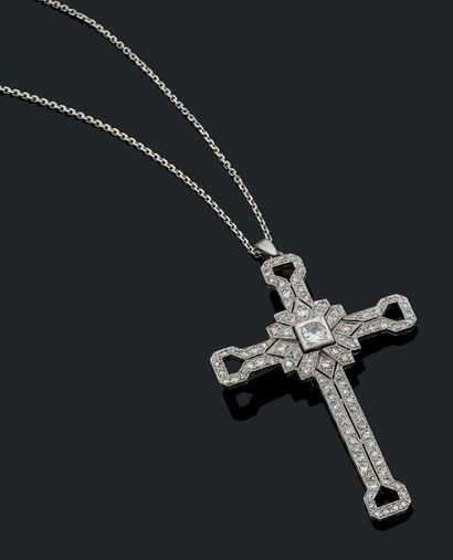 null CROIX «DIAMANTS»
Diamants ronds, or 18k (750)
L. : 6 cm env. - Pb. : 14 gr env.
A...