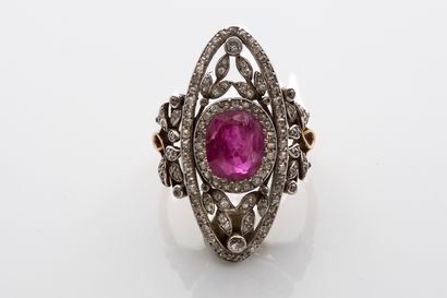 null BAGUE «RUBIS»
Rubis ovale, diamants taille rose
Or 18k (750)
Travail français,...