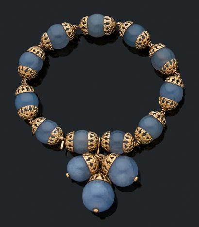 RENE BOIVIN 
由一条项链和一个手镯组成的套装。蓝色玉髓珠子，18K（750）黄金。手镯上有主标记的痕迹。约1950年，原箱。手镯长：20.5厘米 -...