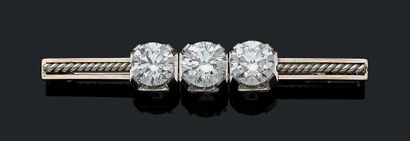 null BROCHE «DIAMANTS»
Trois diamants taille brillant, platine (950) et or 18k (750)
Pb....