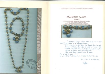 RENE BOIVIN 
由一条项链和一个手镯组成的套装。蓝色玉髓珠子，18K（750）黄金。手镯上有主标记的痕迹。约1950年，原箱。手镯长：20.5厘米 -...
