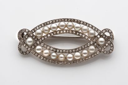 null BROCHE «PERLES FINES»
Perles fines, diamants taille rose, platine (850)
L. :...