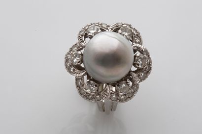 null BAGUE «PERLE FINE»
Perle fine grise, diamants ronds, or 18k (750)
Td. : 51 -...