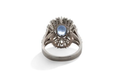 Bague "Fleur" Bague "Fleur"

Entourage diamants taille marquise et poire

Or blanc...