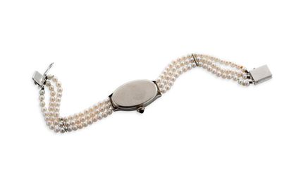Montre de dame Montre de dame 
3 rangs de perles fines, diamants 
Platine (950) 
En...