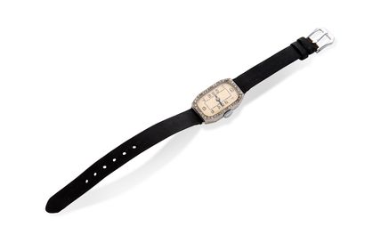 Montre de dame Montre de dame 

Diamants, platine (850)

Bracelet de tissu noir 

En...