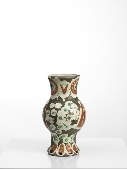 Pablo PICASSO (1881-1973) et MADOURA 
 «CHOUETTE»



Vase en terre de faïence blanche,...